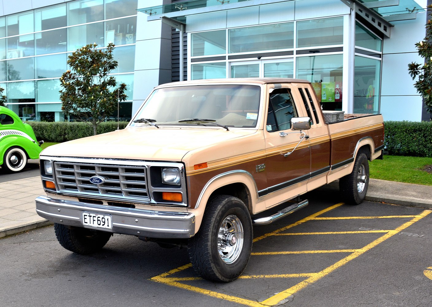 Ford F-Series F-250 4.9 Six (125 Hp) Automatic