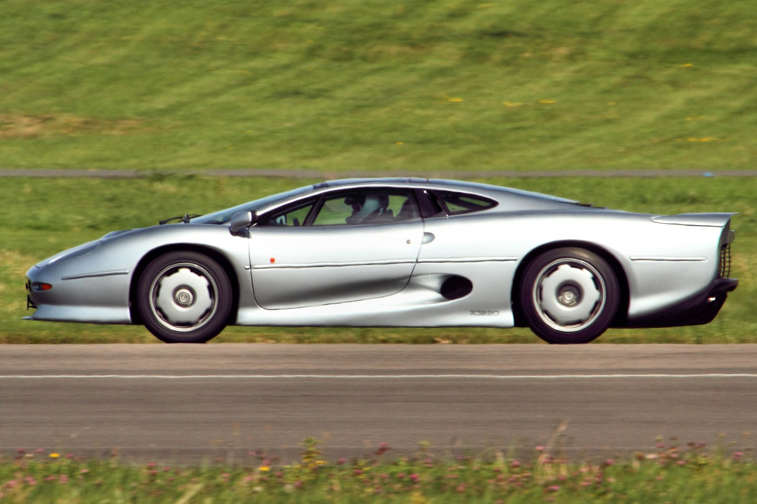 Jaguar XJ220