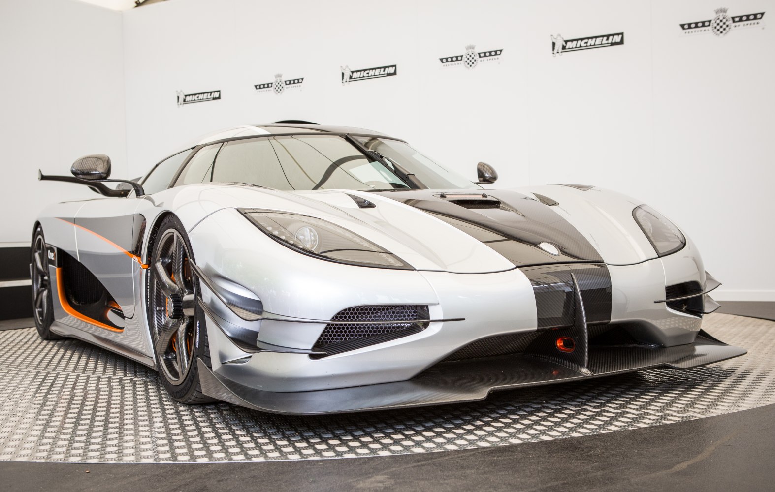 Koenigsegg One:1 5.0 V8 (1360 Hp) Automatic