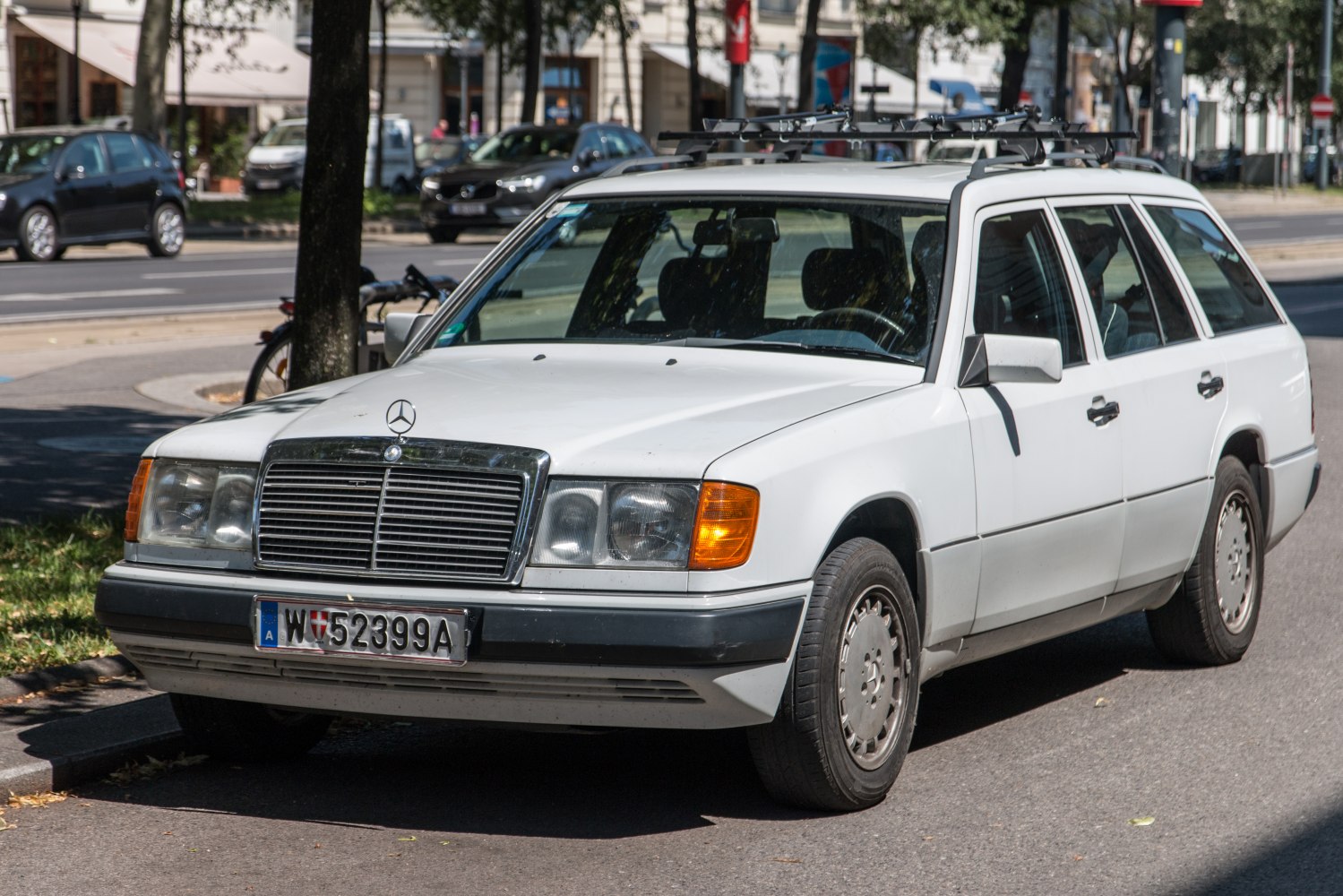 Mercedes-Benz W124 200 T (105 Hp)