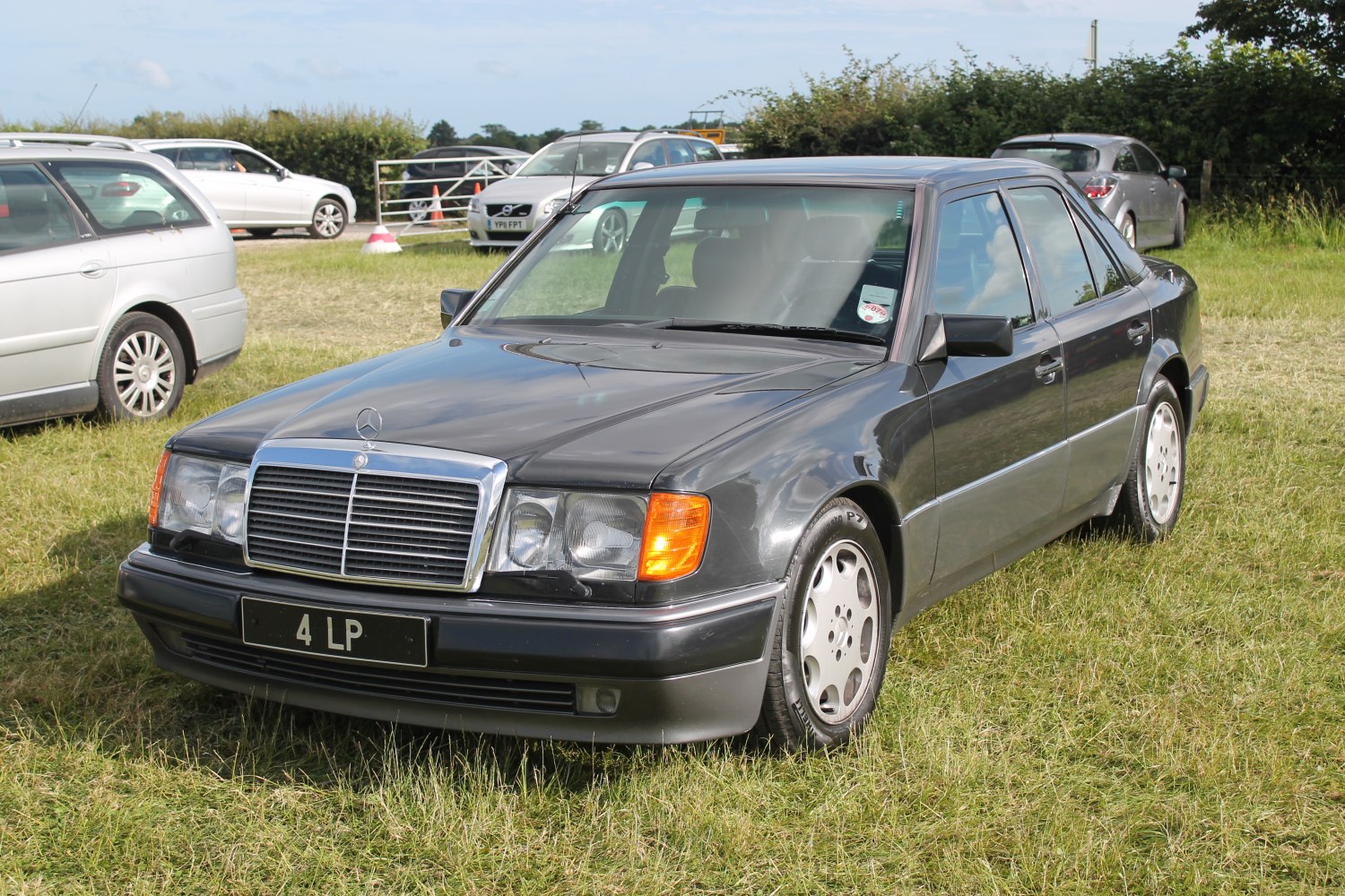 Mercedes-Benz W124 200 (105 Hp)