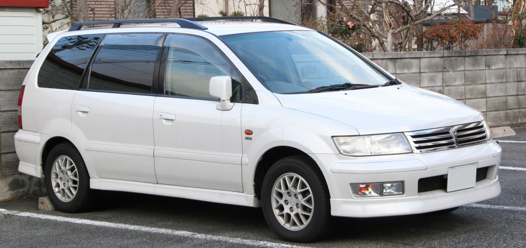 Mitsubishi Chariot 2.3 i 16V GDI SE (165 Hp)