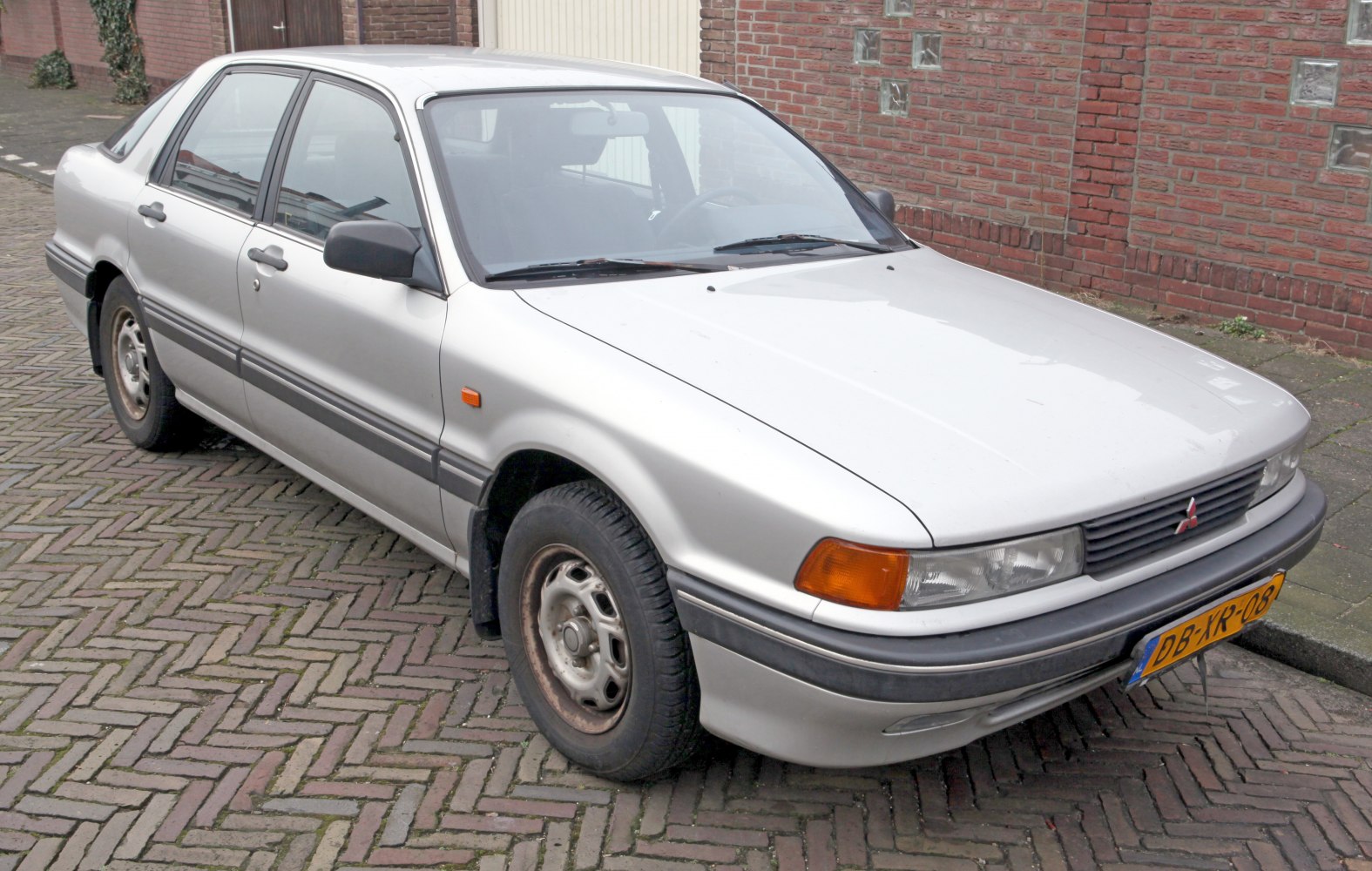 Mitsubishi Galant 1.8 (E32A) (90 Hp)