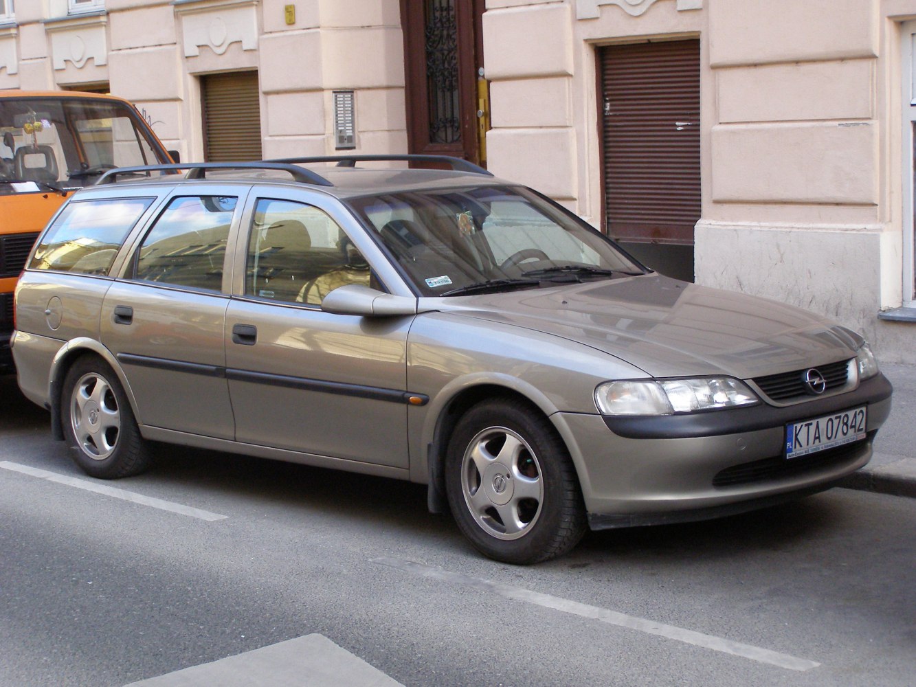 Opel Vectra 1.6i 16V (100 Hp)