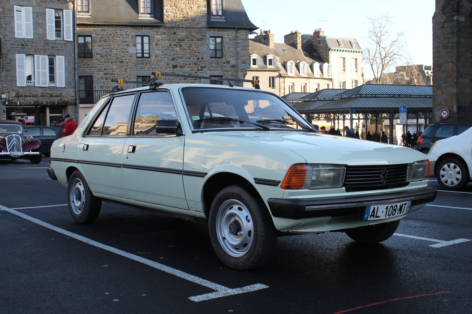 Peugeot 305