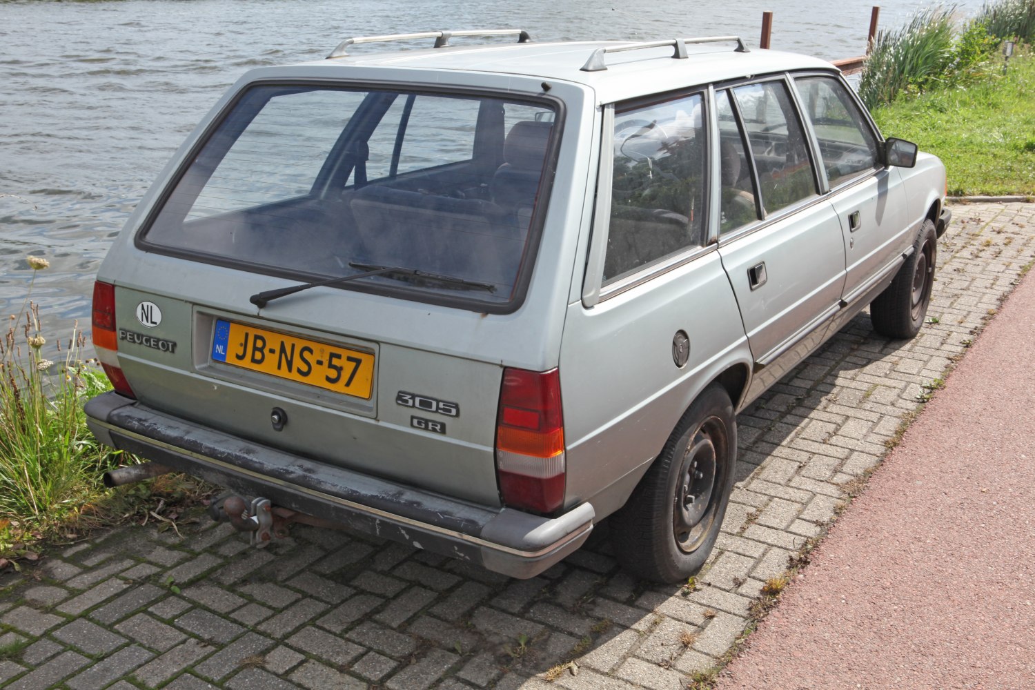 Peugeot 305 1.6 (90 Hp)