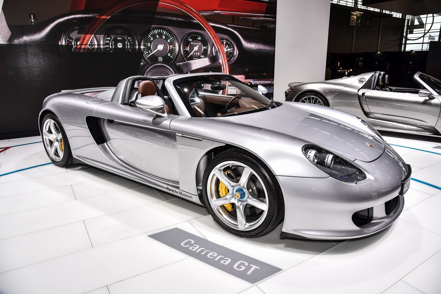 Porsche Carrera GT 5.7 i V10 40V (612 Hp)