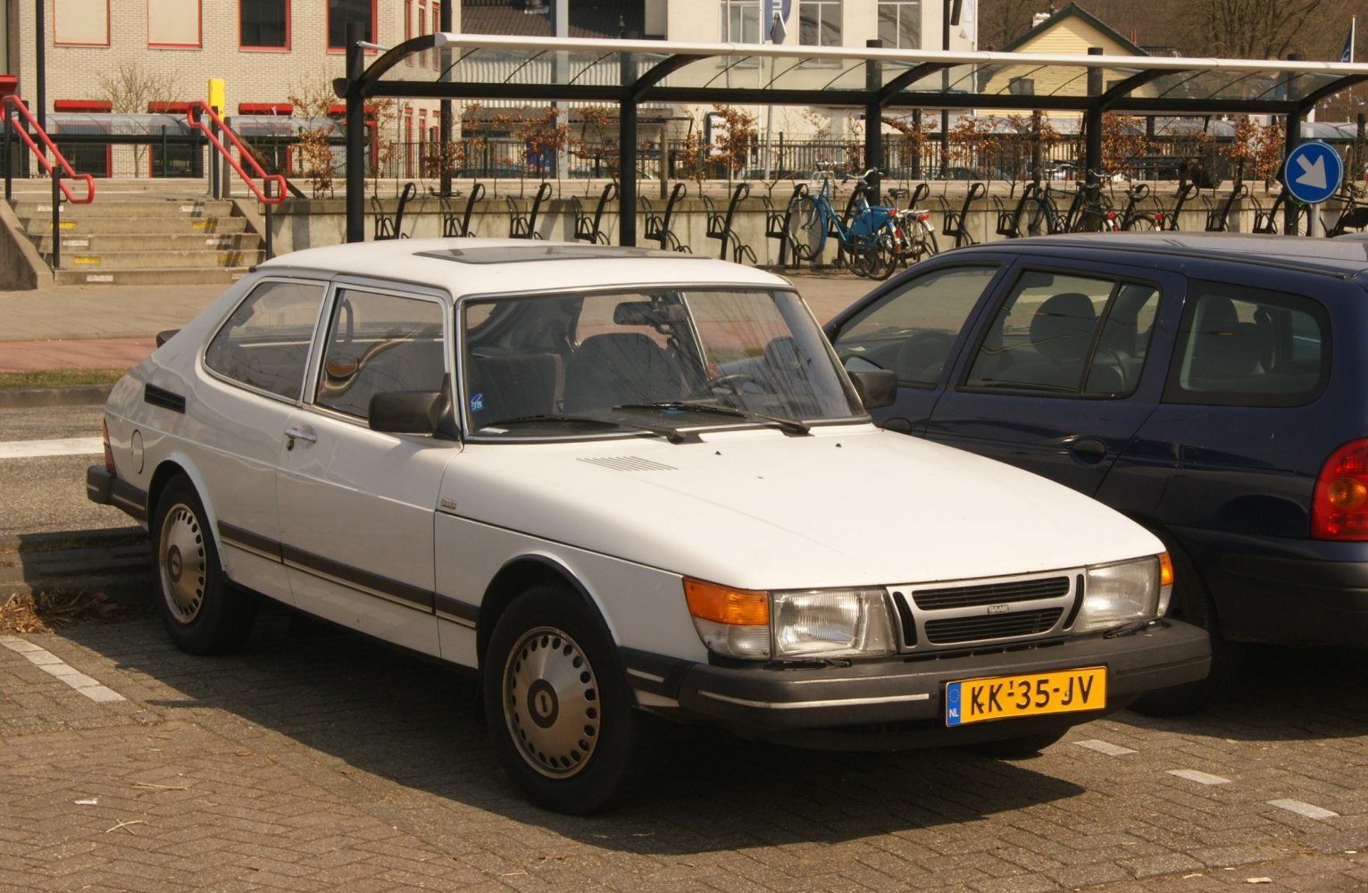 Saab 900