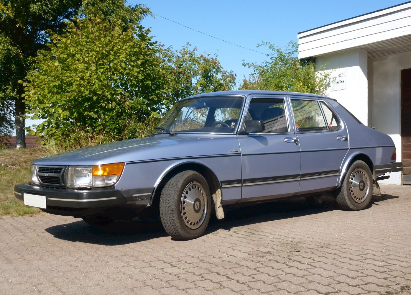 Saab 900