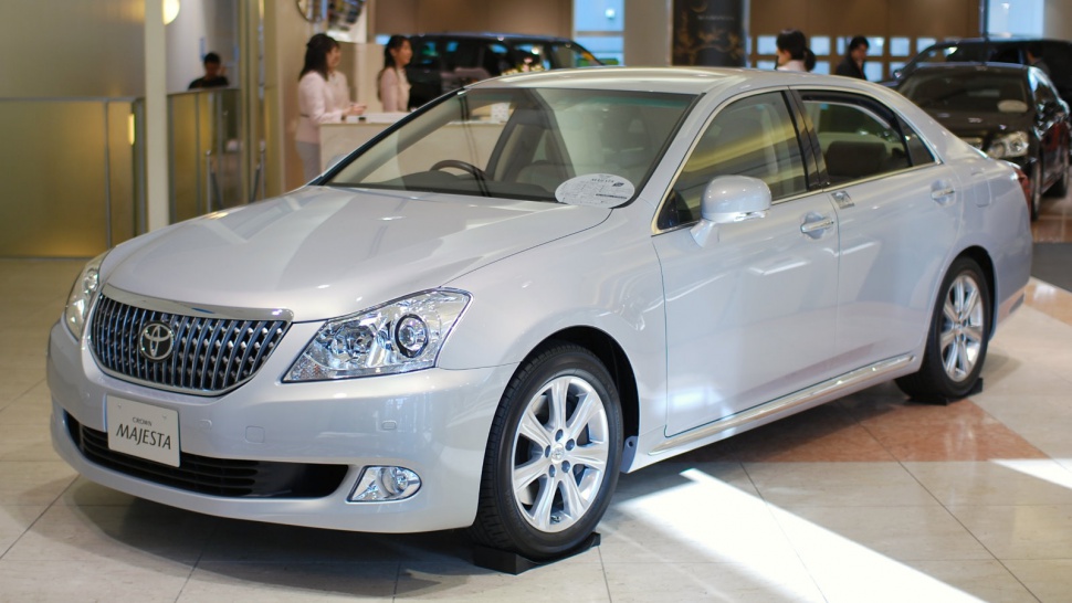 Toyota Crown Majesta 4.3 i-Four V8 32V (280 Hp) 4x4 Automatic