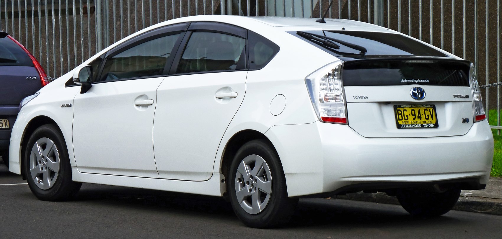 Toyota Prius 1.8 VVT-i (136 Hp) Hybrid e-CVT