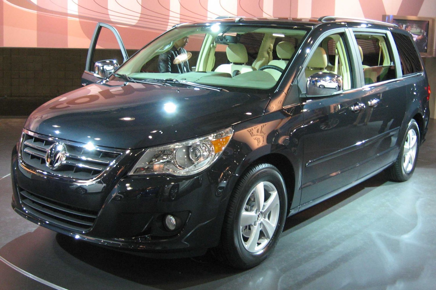 Volkswagen Routan 3.6 V6 (283 Hp) Automatic