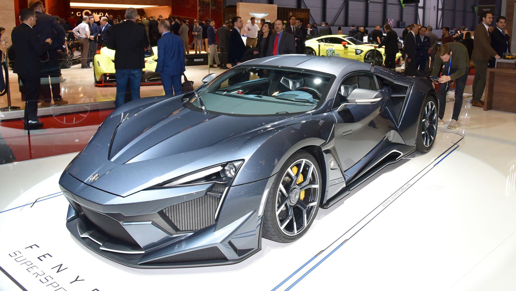 W Motors Fenyr 3.8 (800 Hp) Automatic